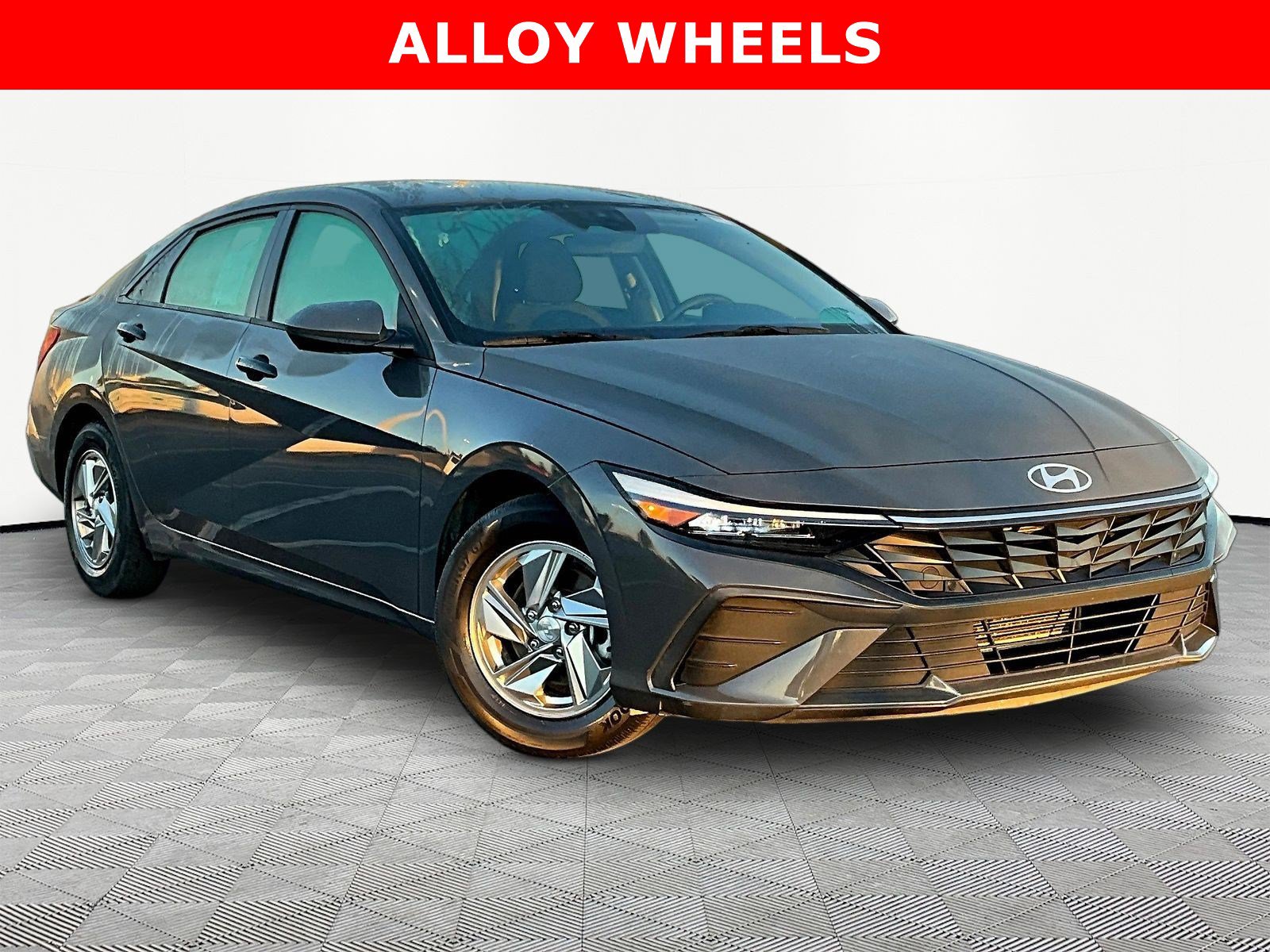 Used 2024 Hyundai Elantra SE FWD image 3