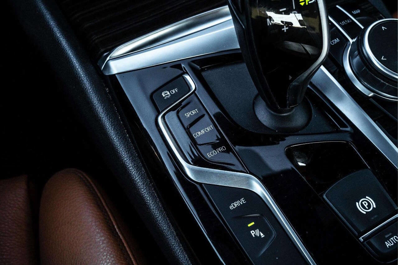 Used 2019 BMW 530e xDrive w/ Convenience Package image 22