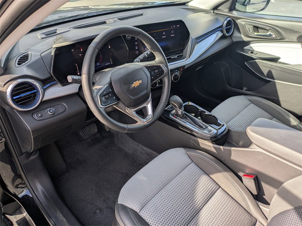 Used 2025 Chevrolet Trax LT w/ LT Convenience Package image 17