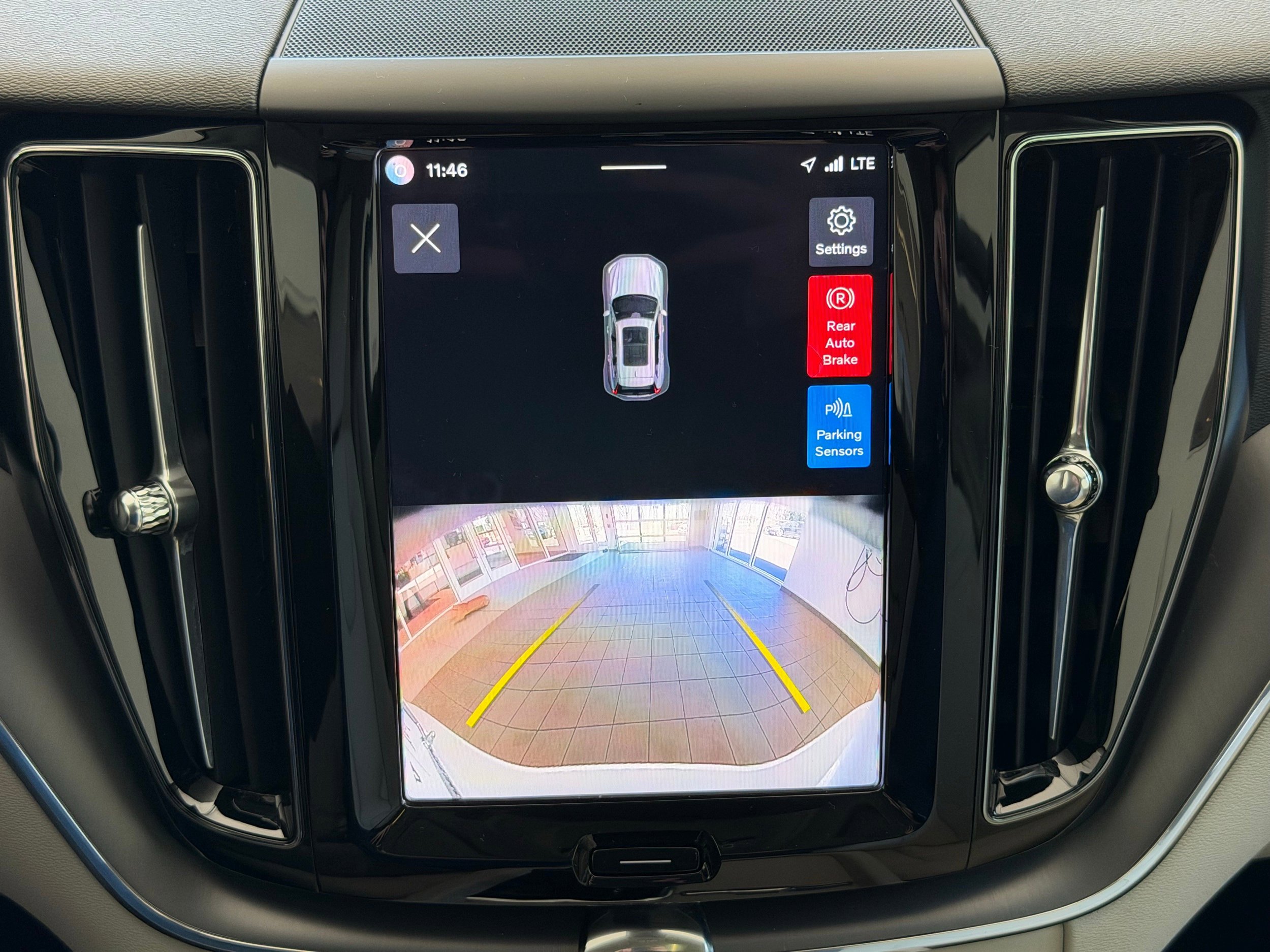Certified 2025 Volvo XC60 B5 Core image 18