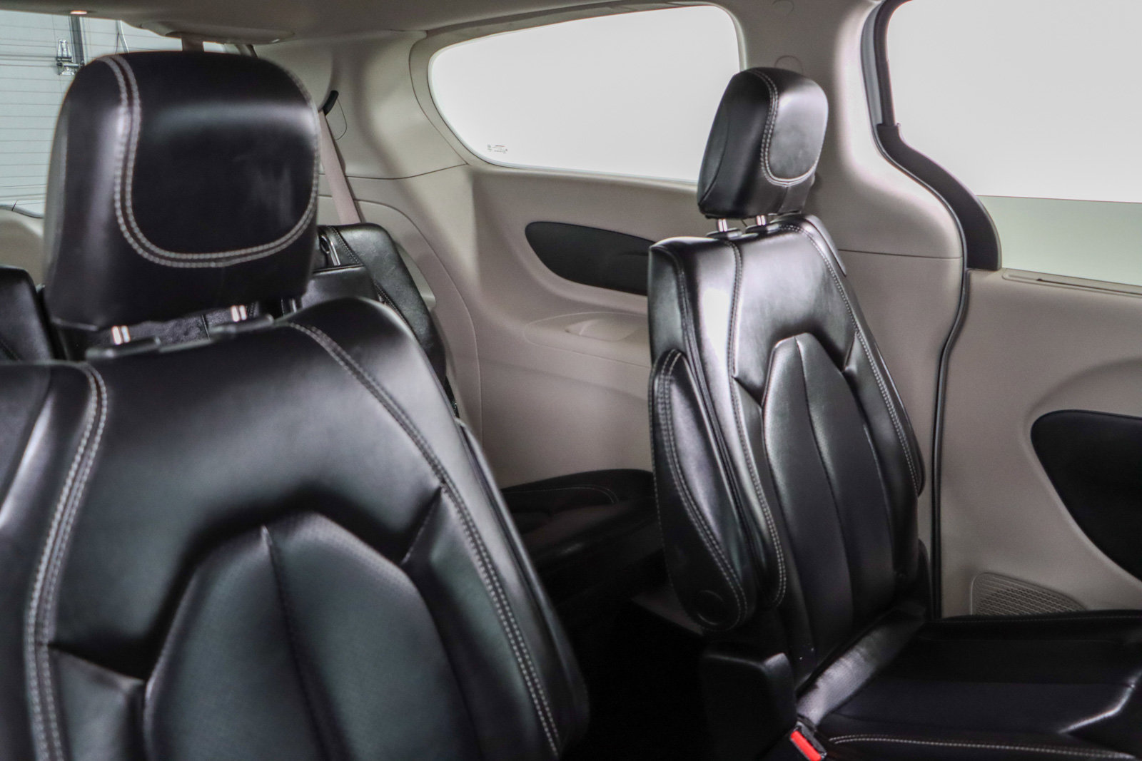 Used 2023 Chrysler Pacifica Touring-L image 28