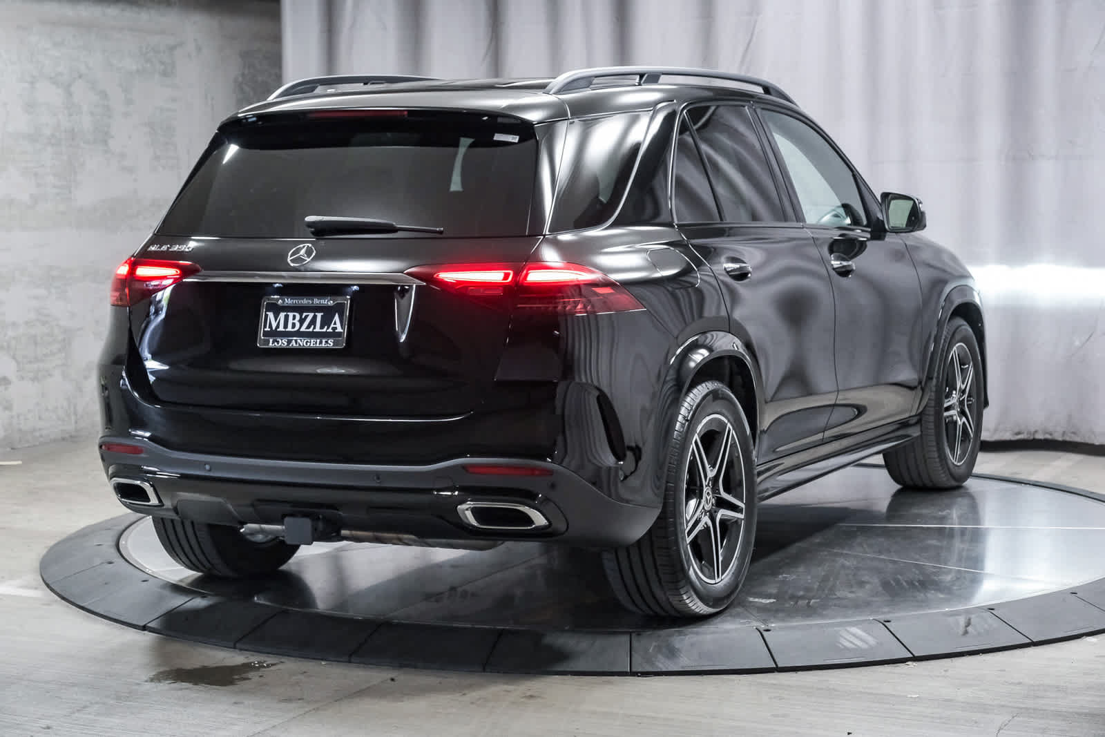 Certified 2025 Mercedes-Benz GLE 350 4MATIC w/ AMG Line Exterior image 4