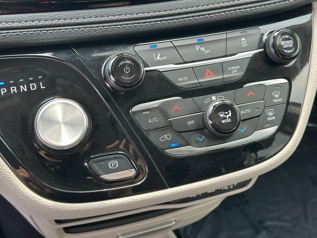 Used 2024 Chrysler Pacifica Select image 15