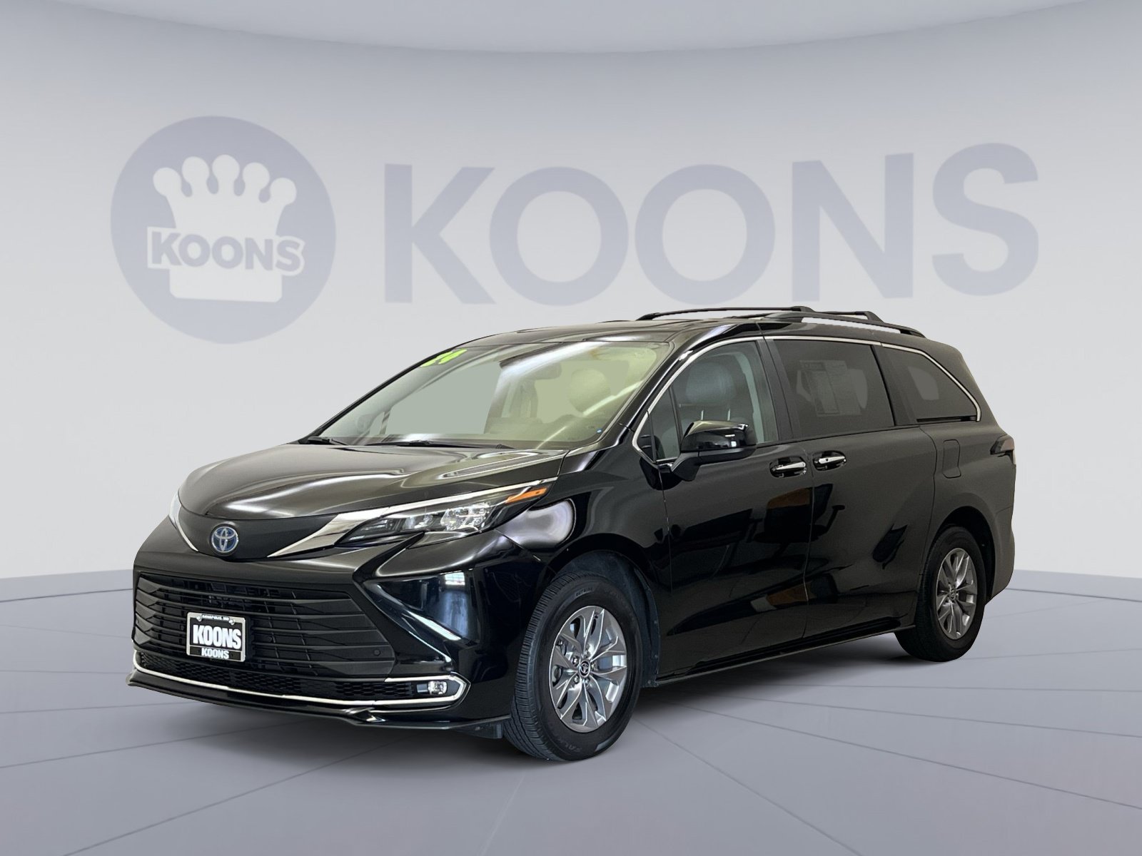 Used 2024 Toyota Sienna XLE w/ XLE Plus Package FWD image 4
