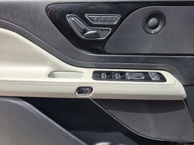 Used 2025 Lincoln Aviator AWD w/ Jet Appearance Package image 18