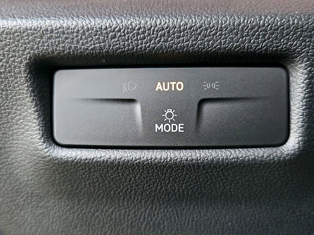 Certified 2025 Volkswagen Tiguan SE w/ Panoramic Sunroof Package image 22