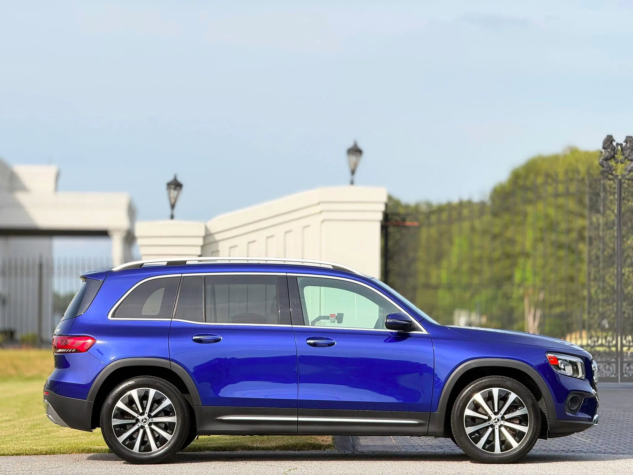 Used 2021 Mercedes-Benz GLB 250 4MATIC w/ Premium Package image 6