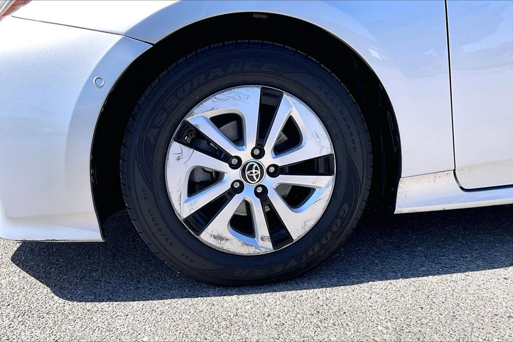 Used 2016 Toyota Prius Four w/ Advanced Technology Package FWD image 34