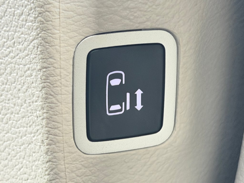Used 2023 Chrysler Pacifica Touring-L FWD image 43