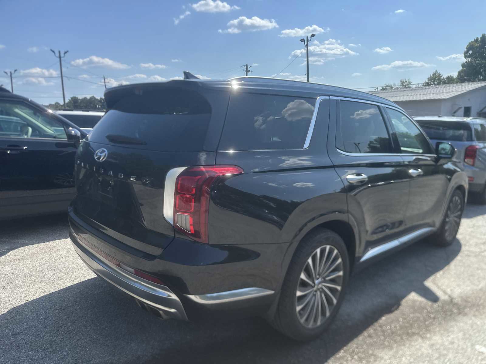Used 2024 Hyundai Palisade Calligraphy image 3