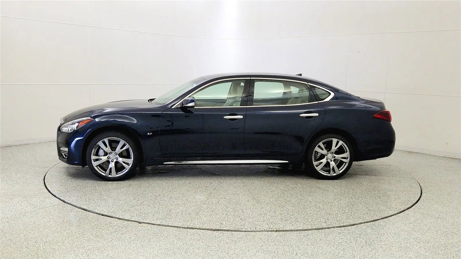 Used 2016 INFINITI Q70 L 3.7 AWD/4WD image 4