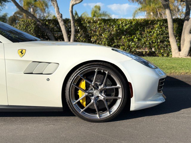 Used 2017 Ferrari GTC4Lusso AWD/4WD image 9