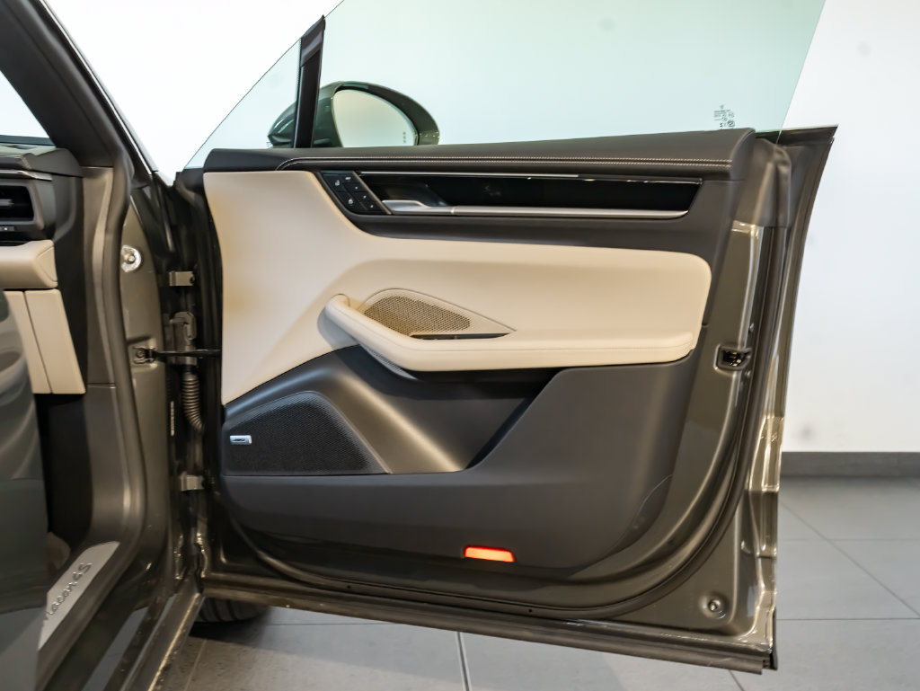 Certified 2025 Porsche Macan 4S Electric AWD/4WD image 26