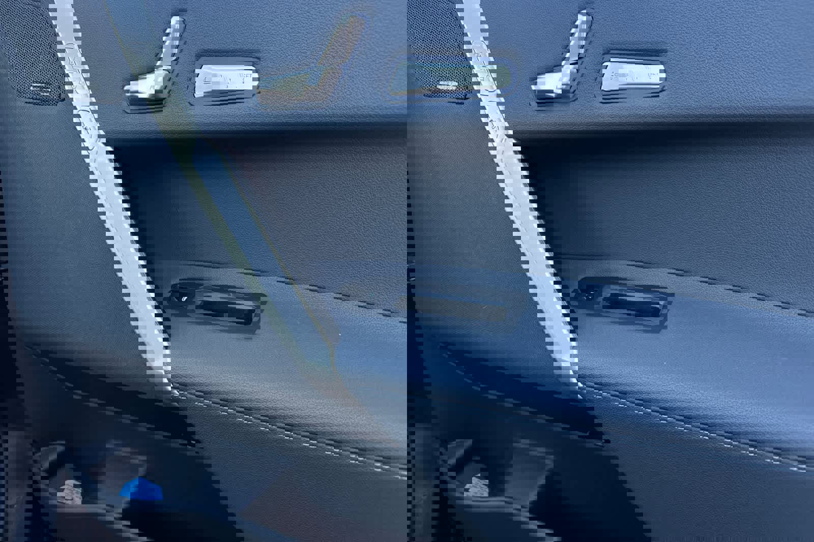 Certified 2025 BMW iX xDrive50 w/ Premium Package image 20