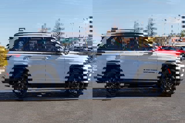 Used 2023 Jeep Grand Cherokee Altitude image 5