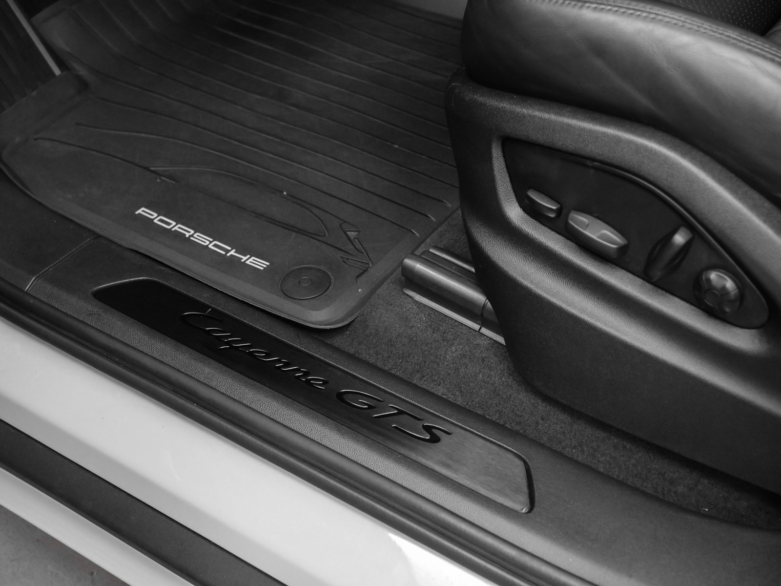 Used 2023 Porsche Cayenne GTS image 33