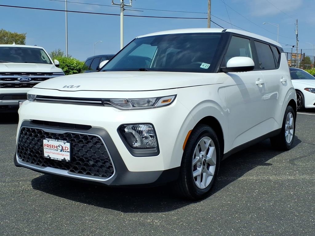 Used 2022 Kia Soul LX w/ Technology Package FWD image 3
