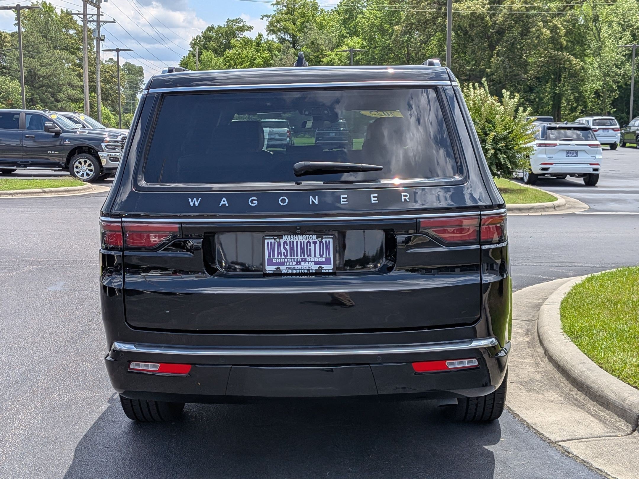 Certified 2025 Jeep Wagoneer Series III w/ Premium Group I AWD/4WD image 6