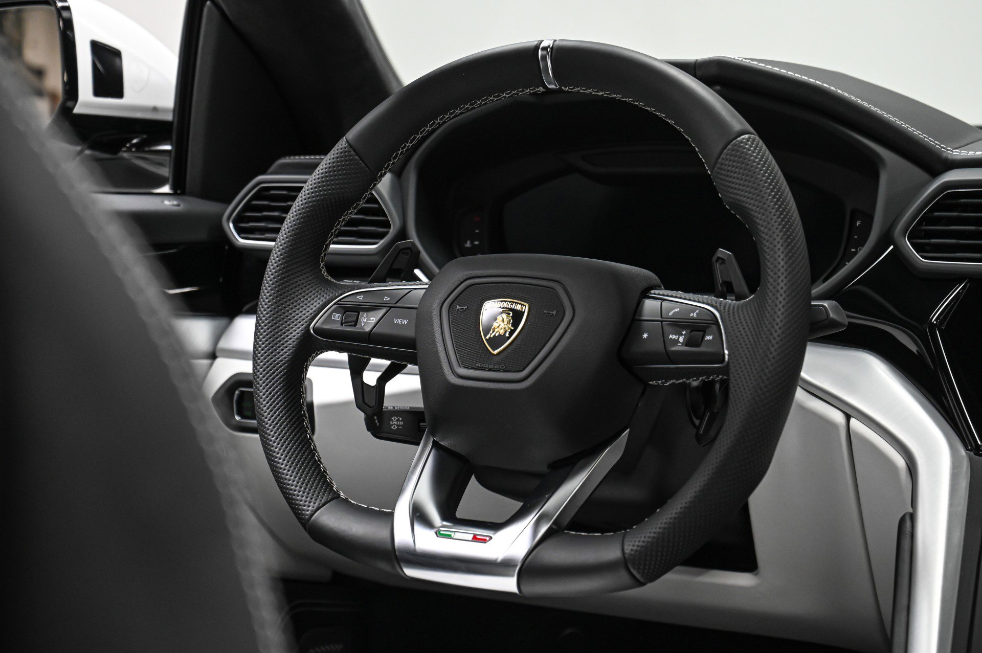 Used 2020 Lamborghini Urus image 8