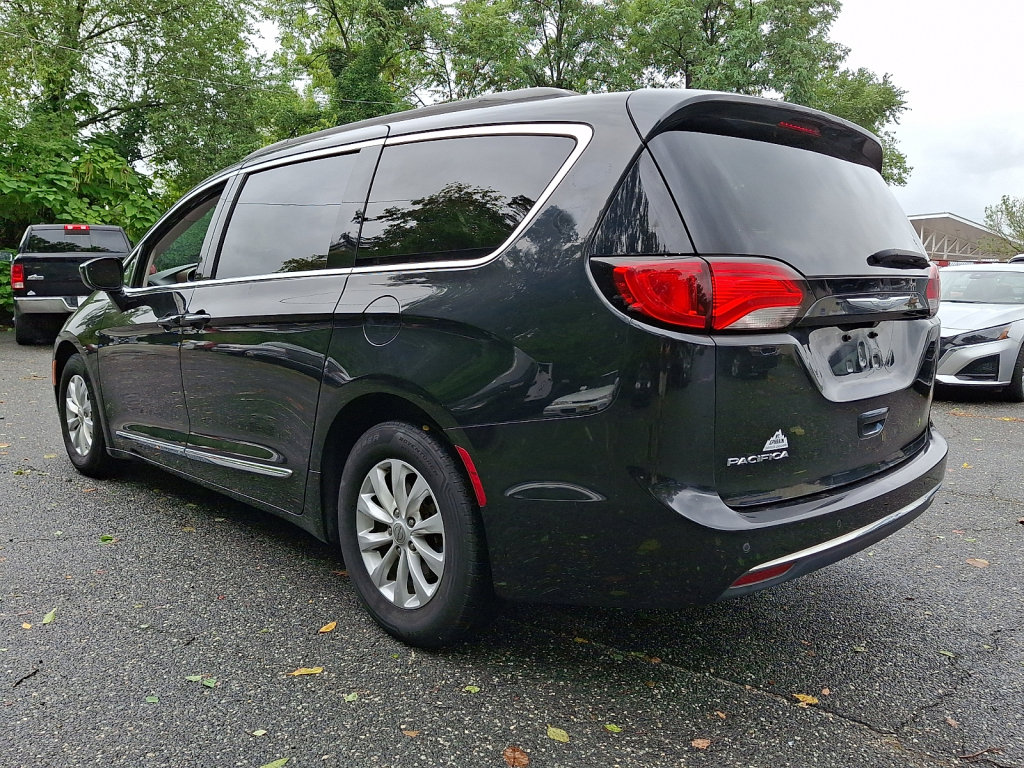 Used 2017 Chrysler Pacifica Touring-L FWD image 3