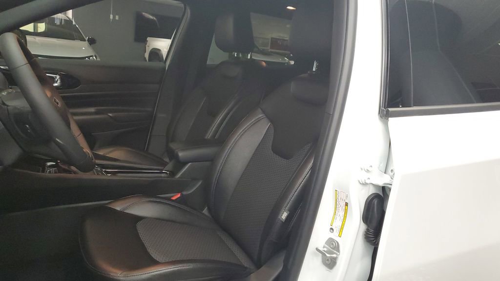 Used 2026 Jeep Compass Latitude image 17