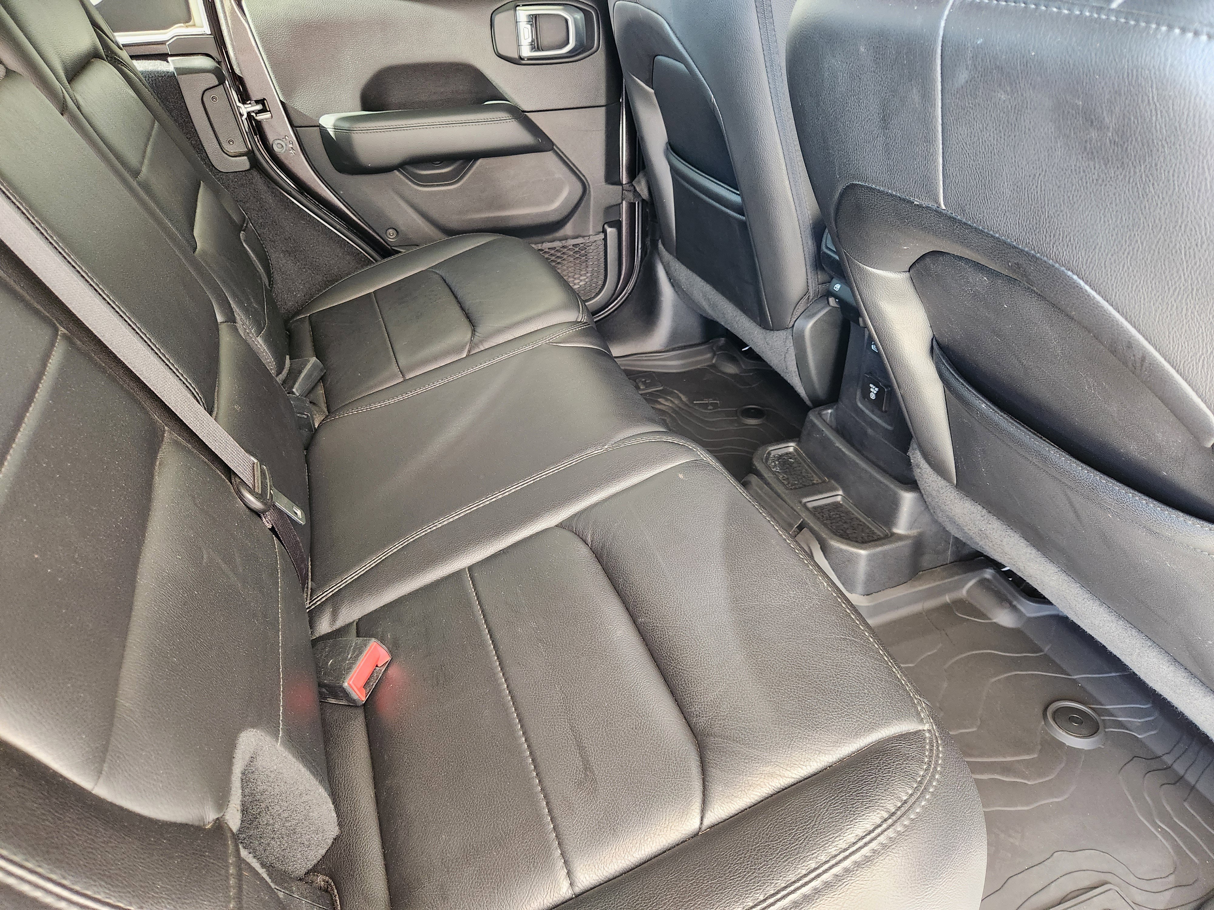 Used 2020 Jeep Wrangler Unlimited Sahara AWD/4WD image 33