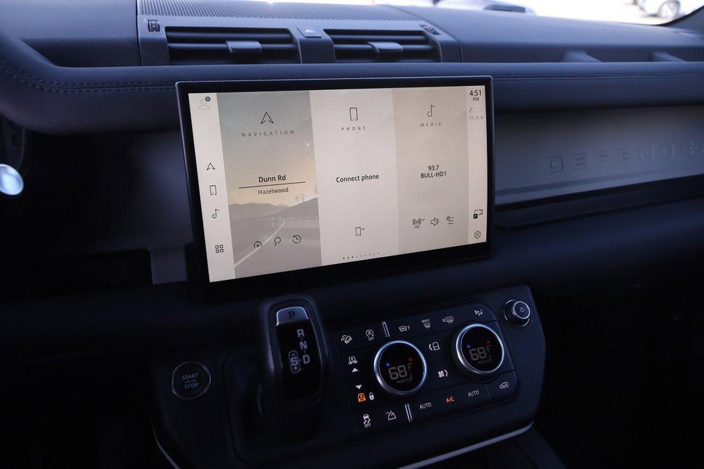 Used 2024 Land Rover Defender 110 SE image 18