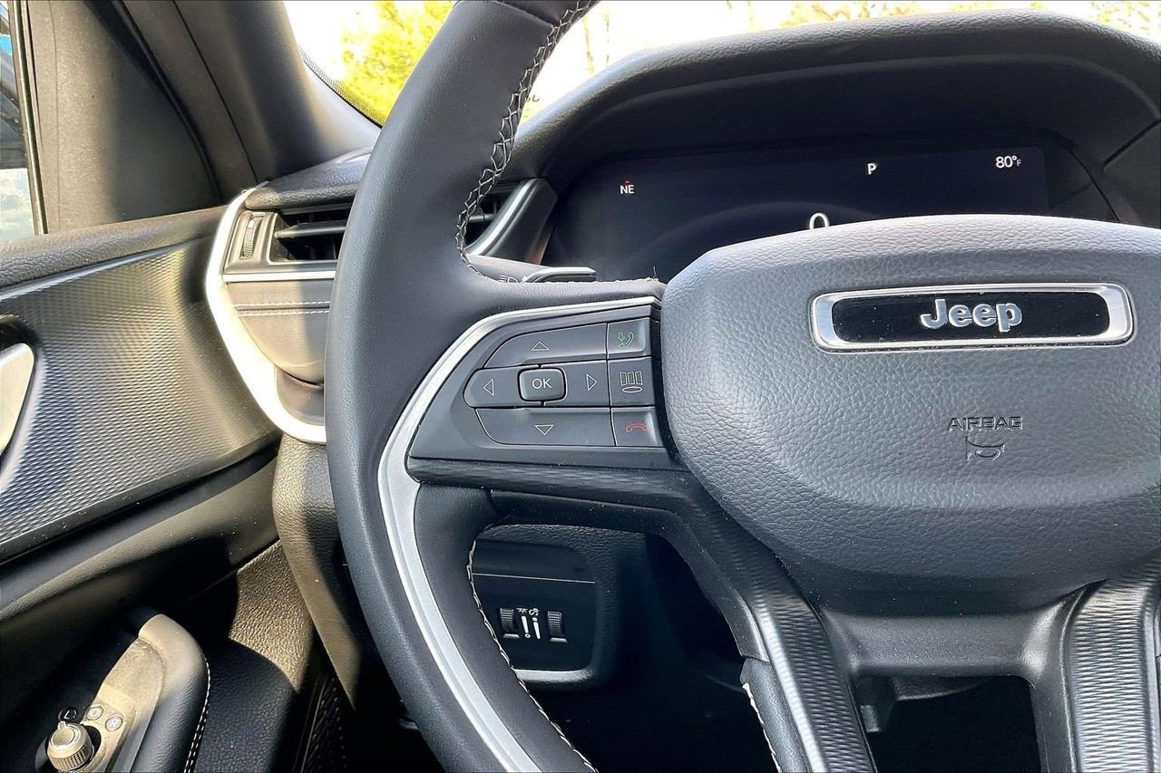 Certified 2025 Jeep Grand Cherokee Altitude image 29