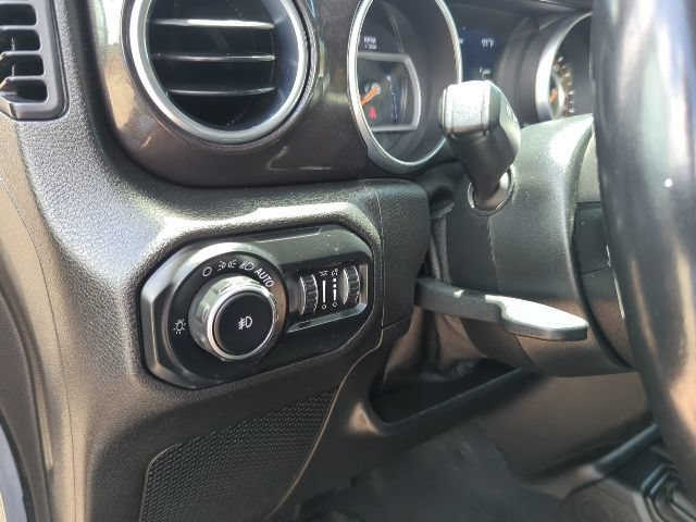 Used 2019 Jeep Wrangler Unlimited Sahara AWD/4WD image 14