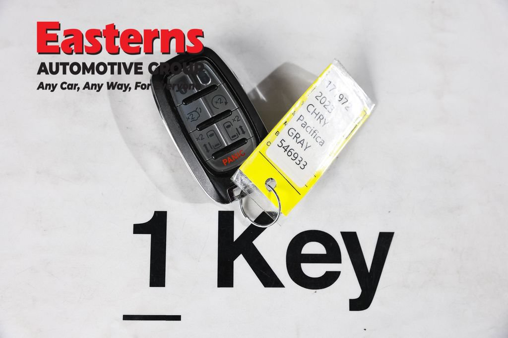 Used 2023 Chrysler Pacifica Touring-L FWD image 25