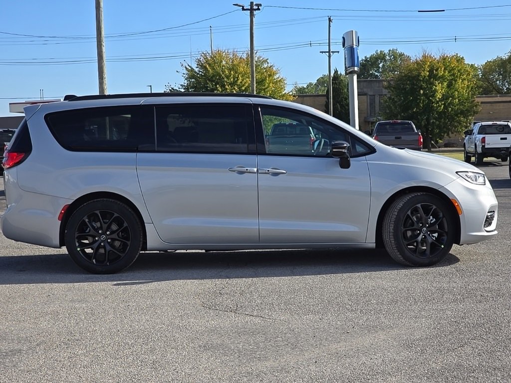 New 2026 Chrysler Pacifica Select image 8