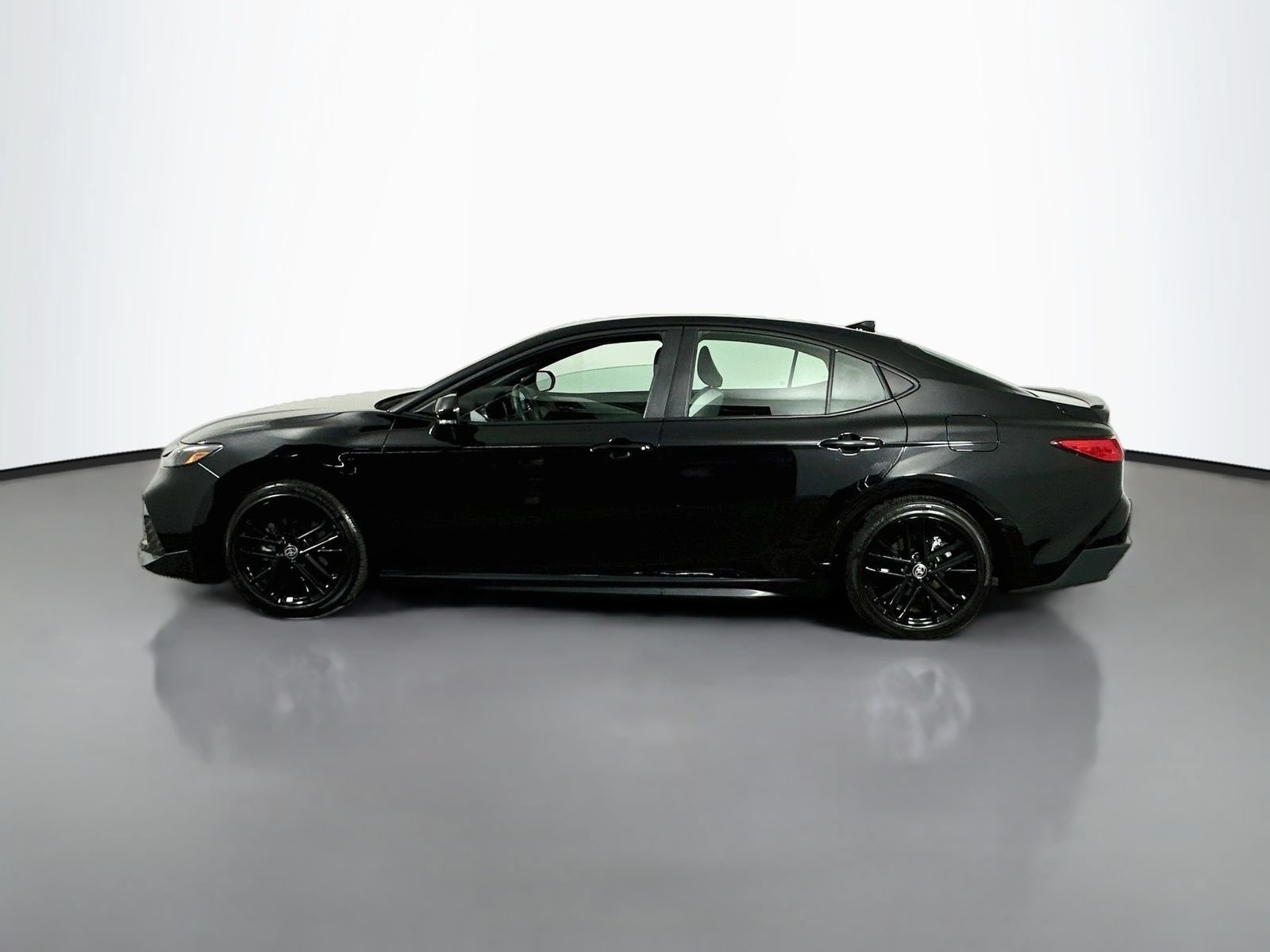 Used 2025 Toyota Camry SE FWD image 4