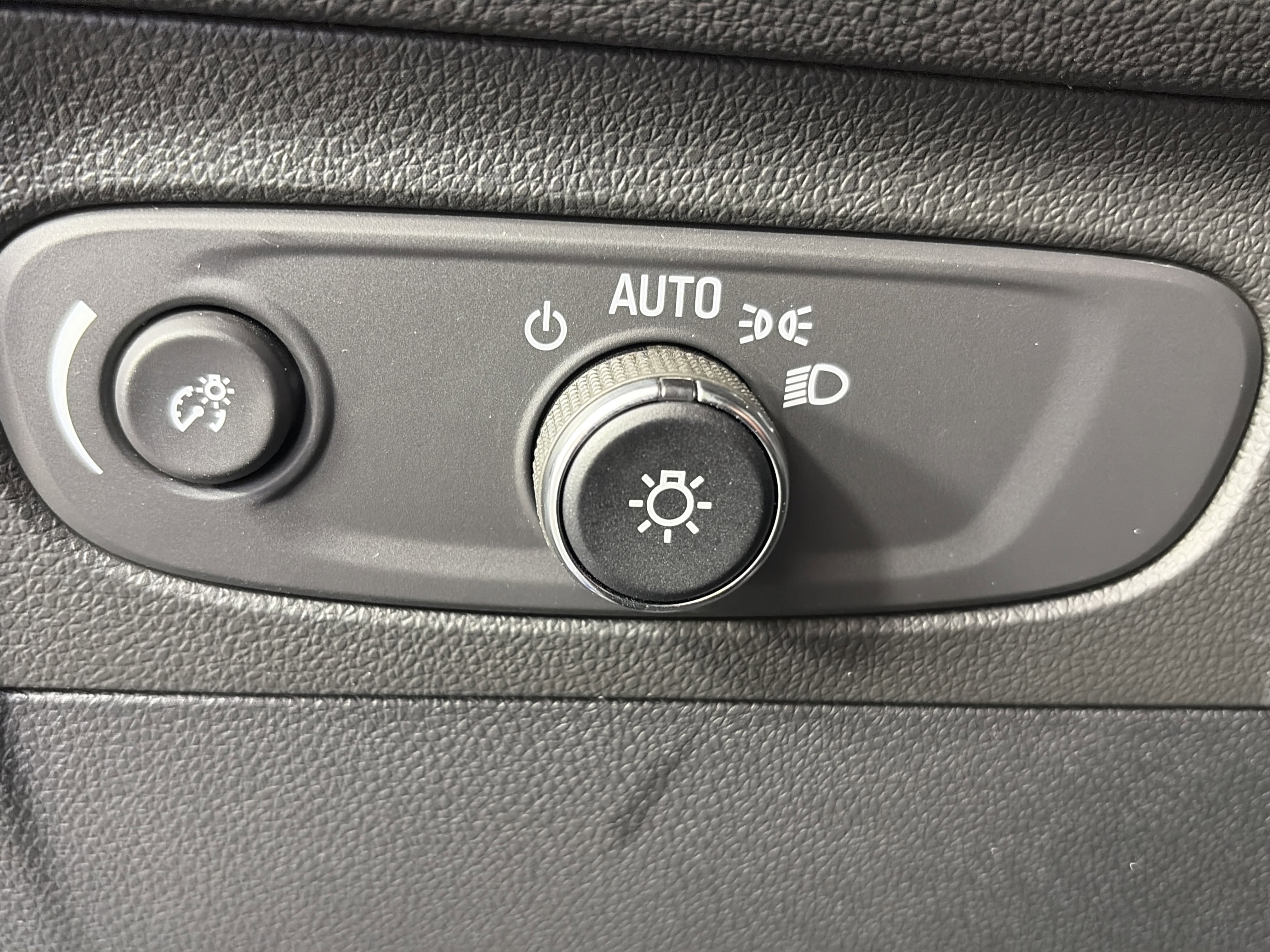 Used 2023 Buick Envision Essence AWD/4WD image 33