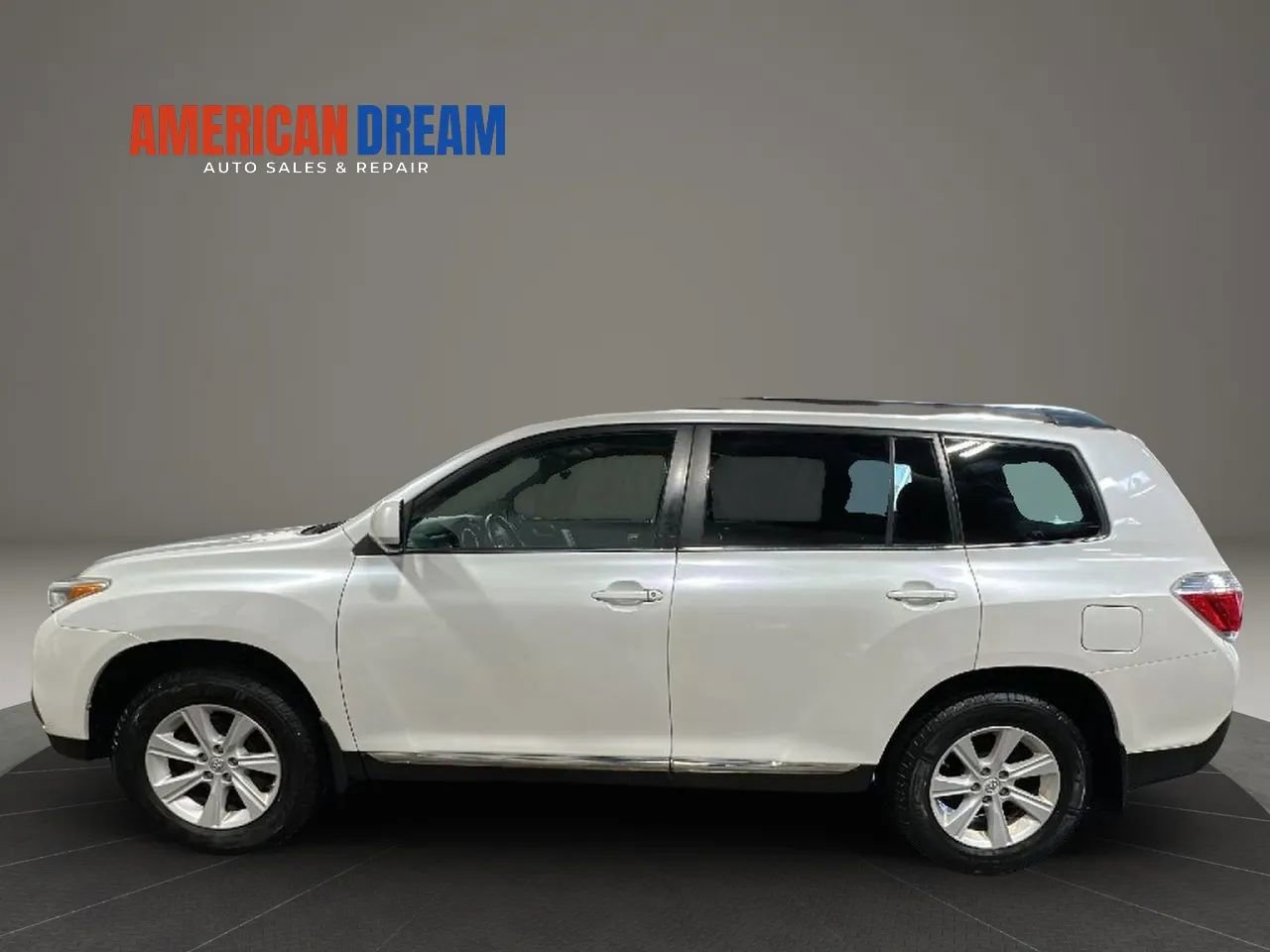 Used 2012 Toyota Highlander SE w/ Tow Pkg image 2