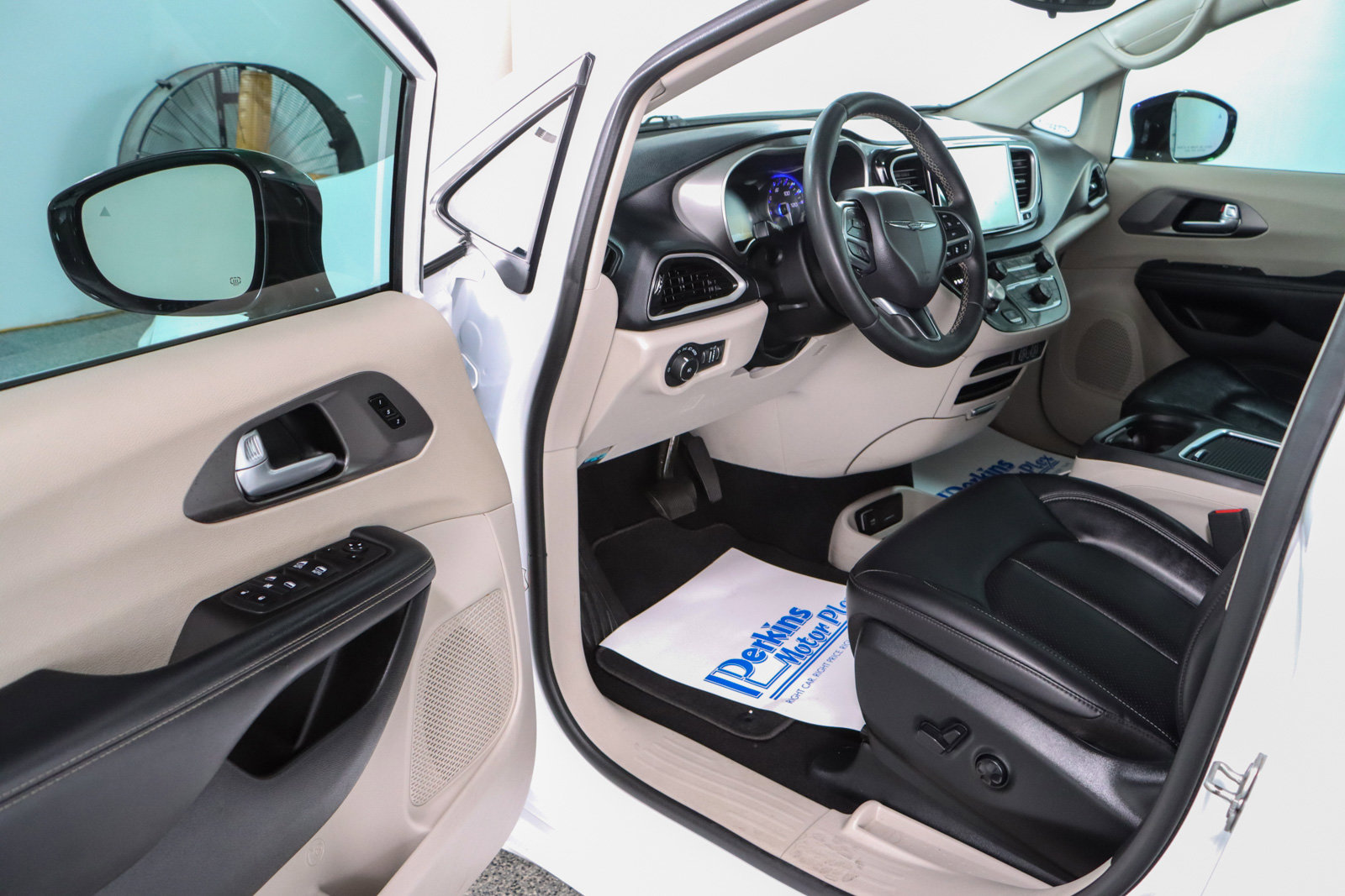 Used 2024 Chrysler Pacifica Touring-L image 3