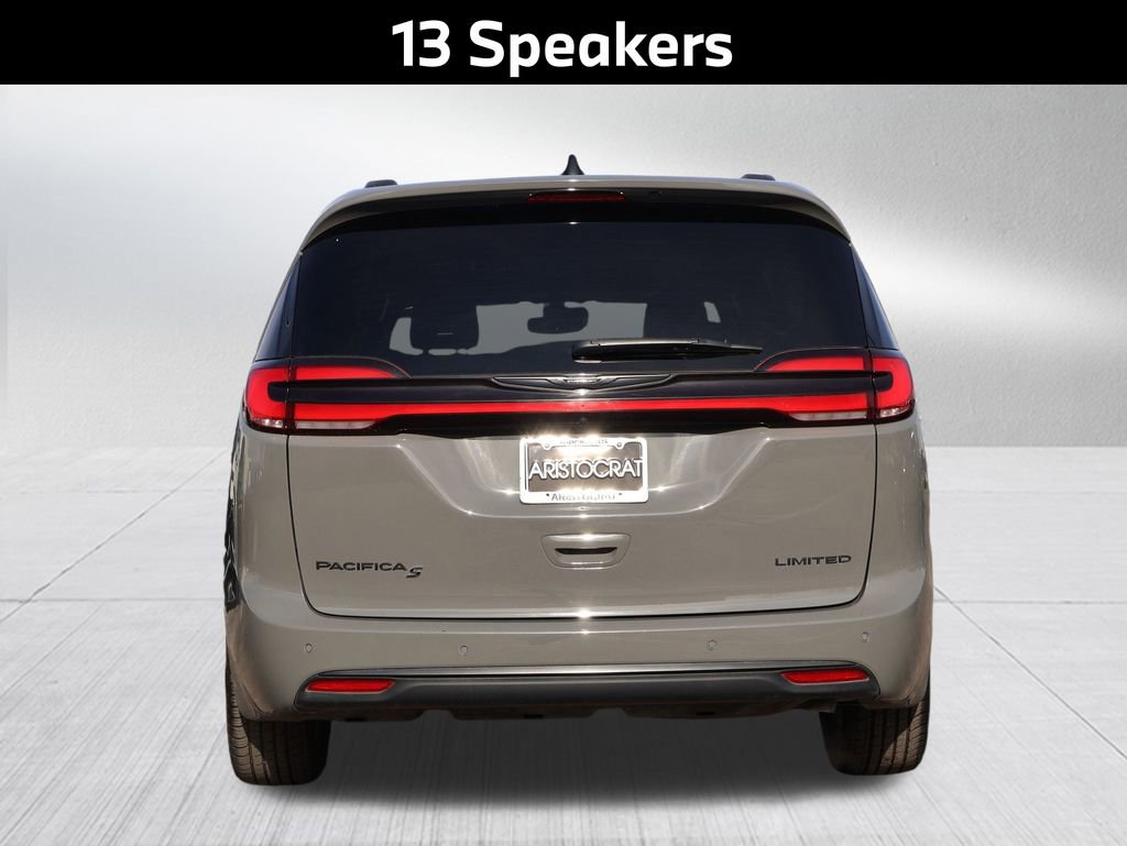Used 2025 Chrysler Pacifica Limited image 7