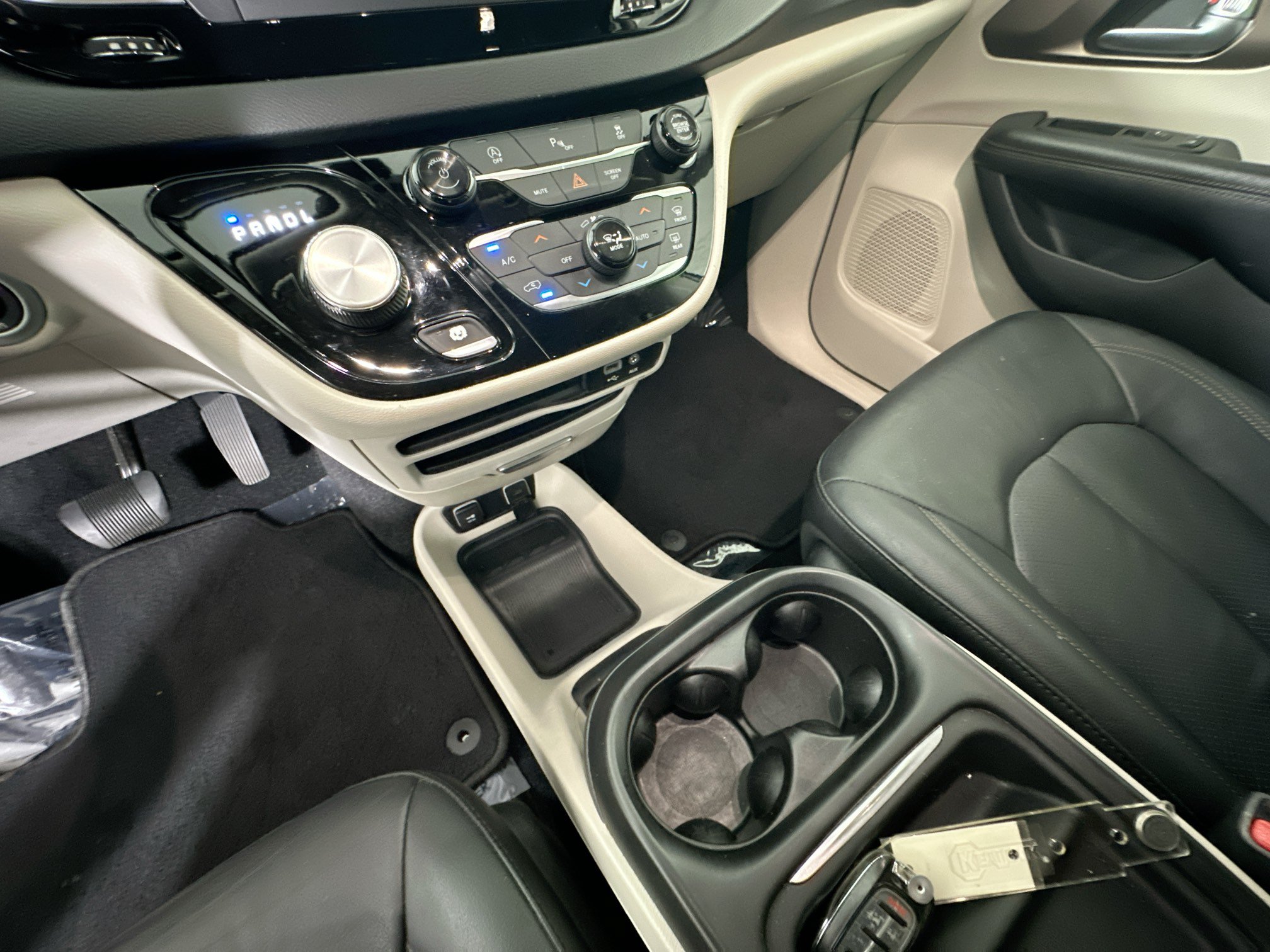 Used 2019 Chrysler Pacifica Touring-L FWD image 22