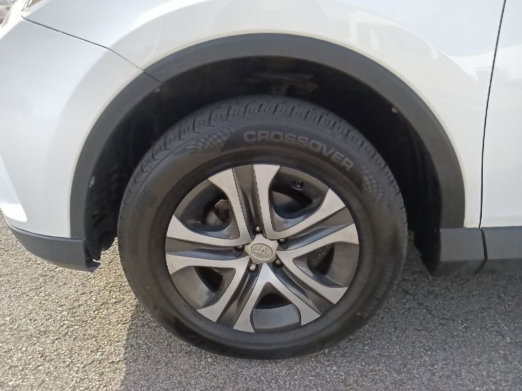 Used 2018 Toyota RAV4 LE FWD image 10