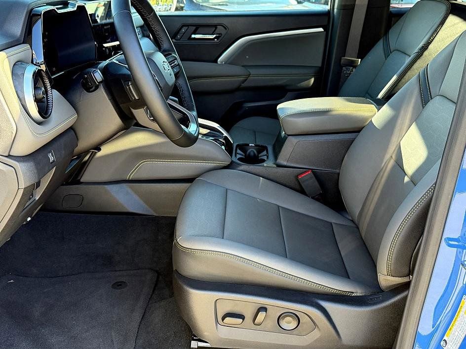 Used 2025 Chevrolet Colorado ZR2 w/ Midnight Edition image 11