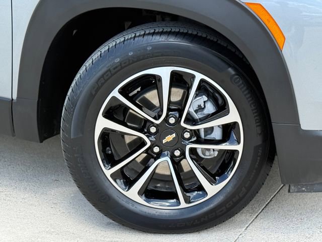 Used 2025 Chevrolet TrailBlazer LT image 2