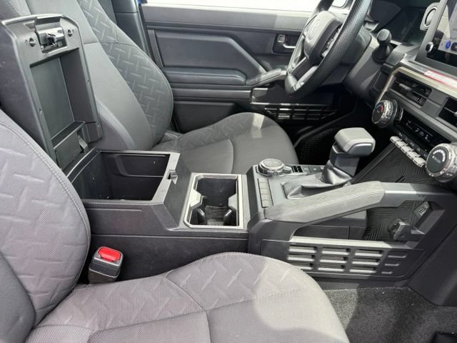 Used 2025 Toyota Tacoma SR5 AWD/4WD image 17
