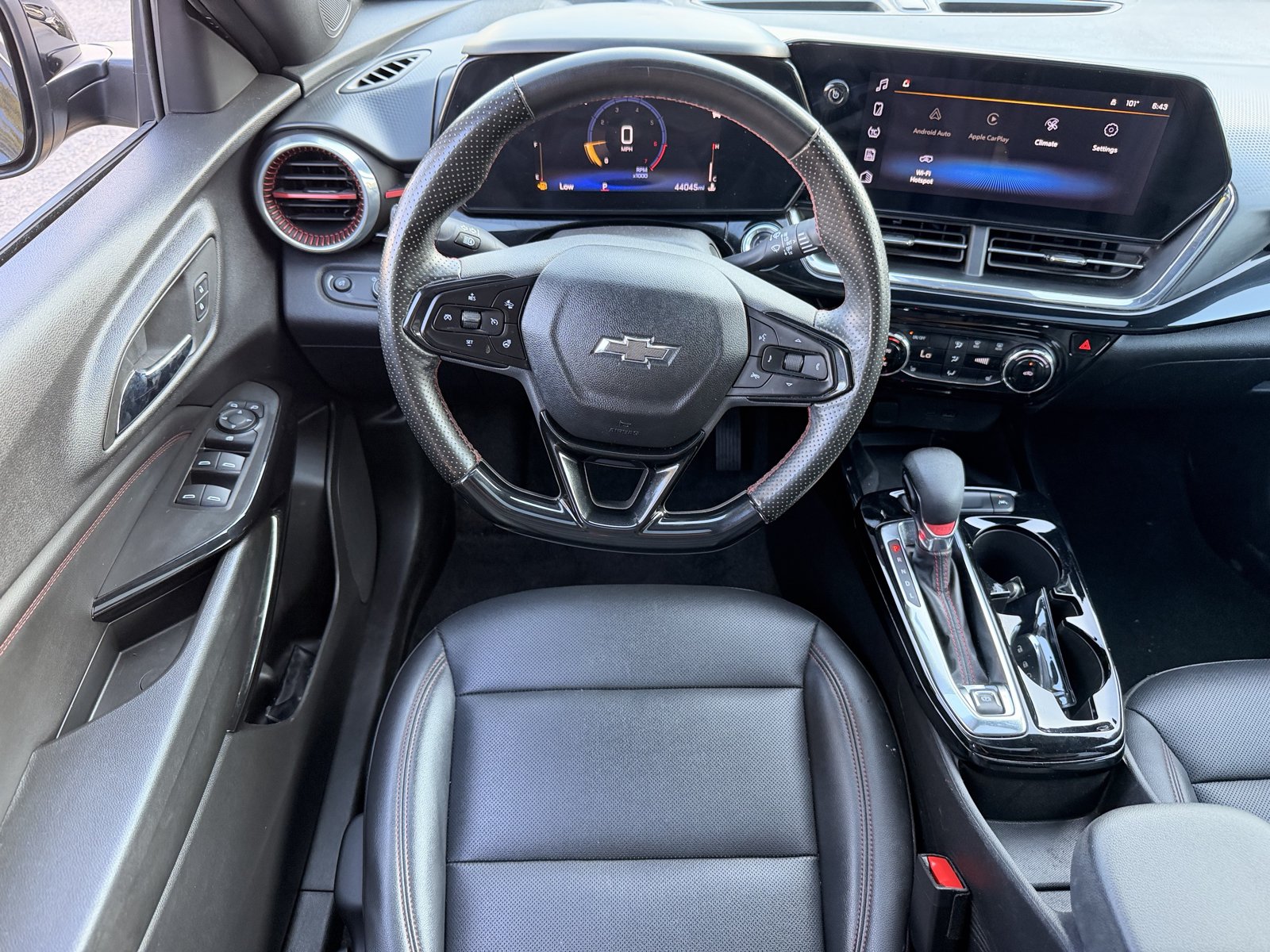 Used 2025 Chevrolet Trax RS w/ Sunroof Package FWD image 30