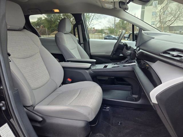 Used 2025 Toyota Sienna LE image 29