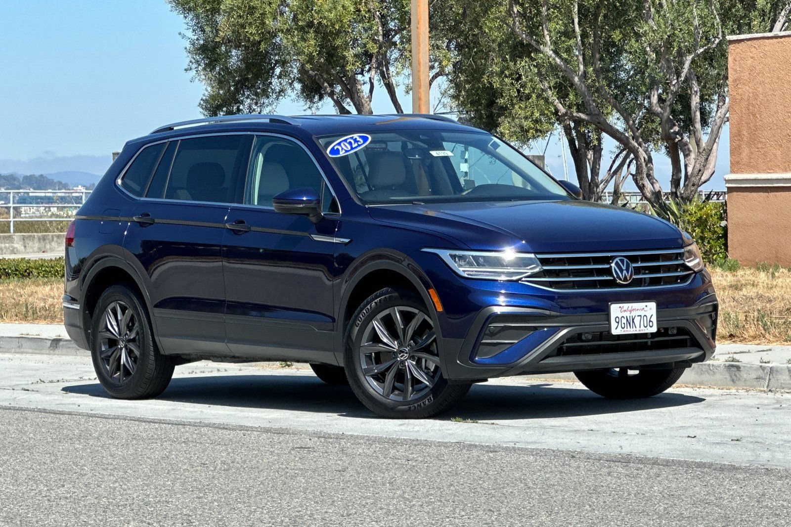 Used 2023 Volkswagen Tiguan SE FWD image 2