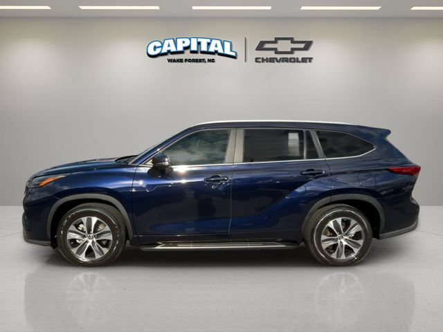 Used 2023 Toyota Highlander XLE FWD image 2