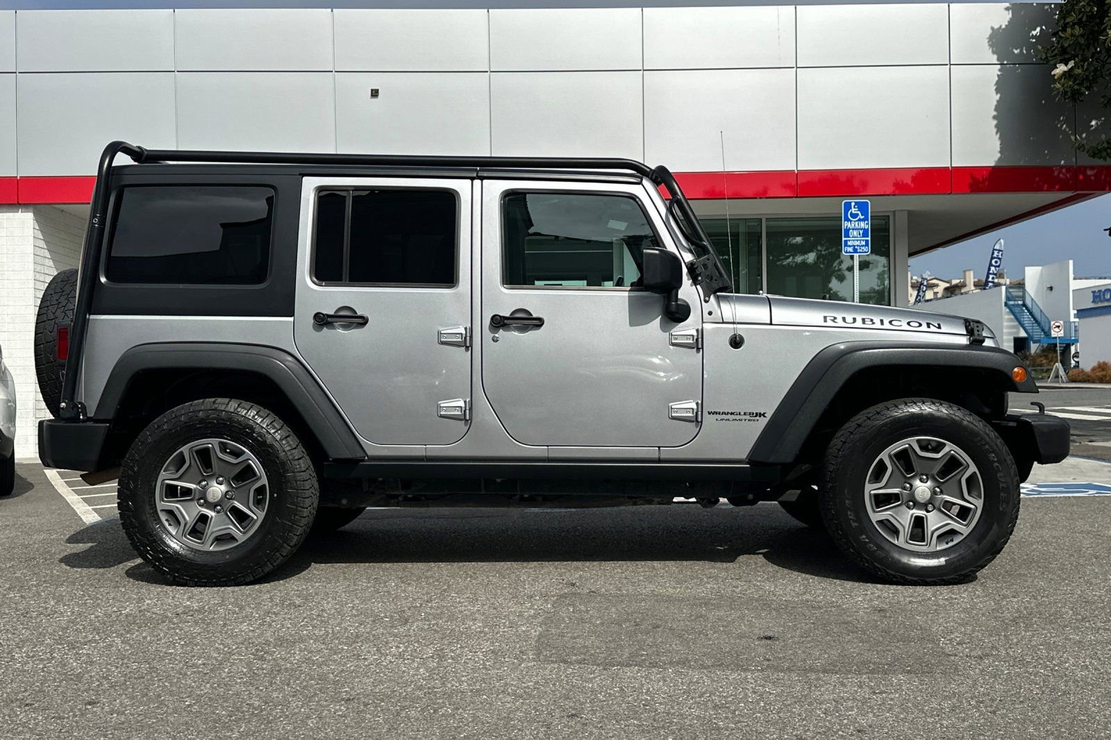 Used 2018 Jeep Wrangler Unlimited Rubicon w/ Connectivity Group image 3