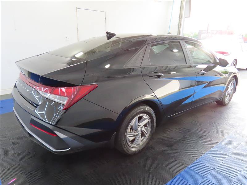 Used 2024 Hyundai Elantra SE FWD image 13