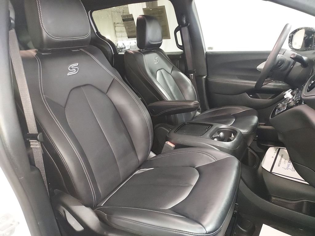 Used 2024 Chrysler Pacifica Select image 31