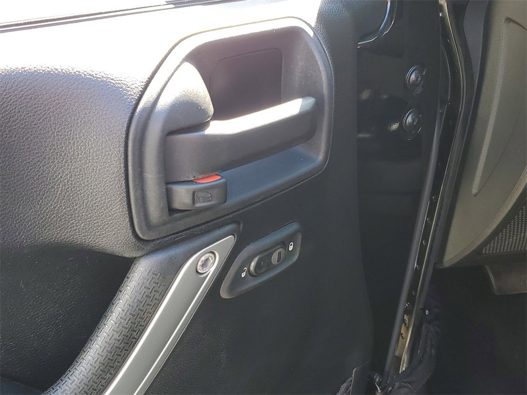 Used 2015 Jeep Wrangler Unlimited Sahara image 20