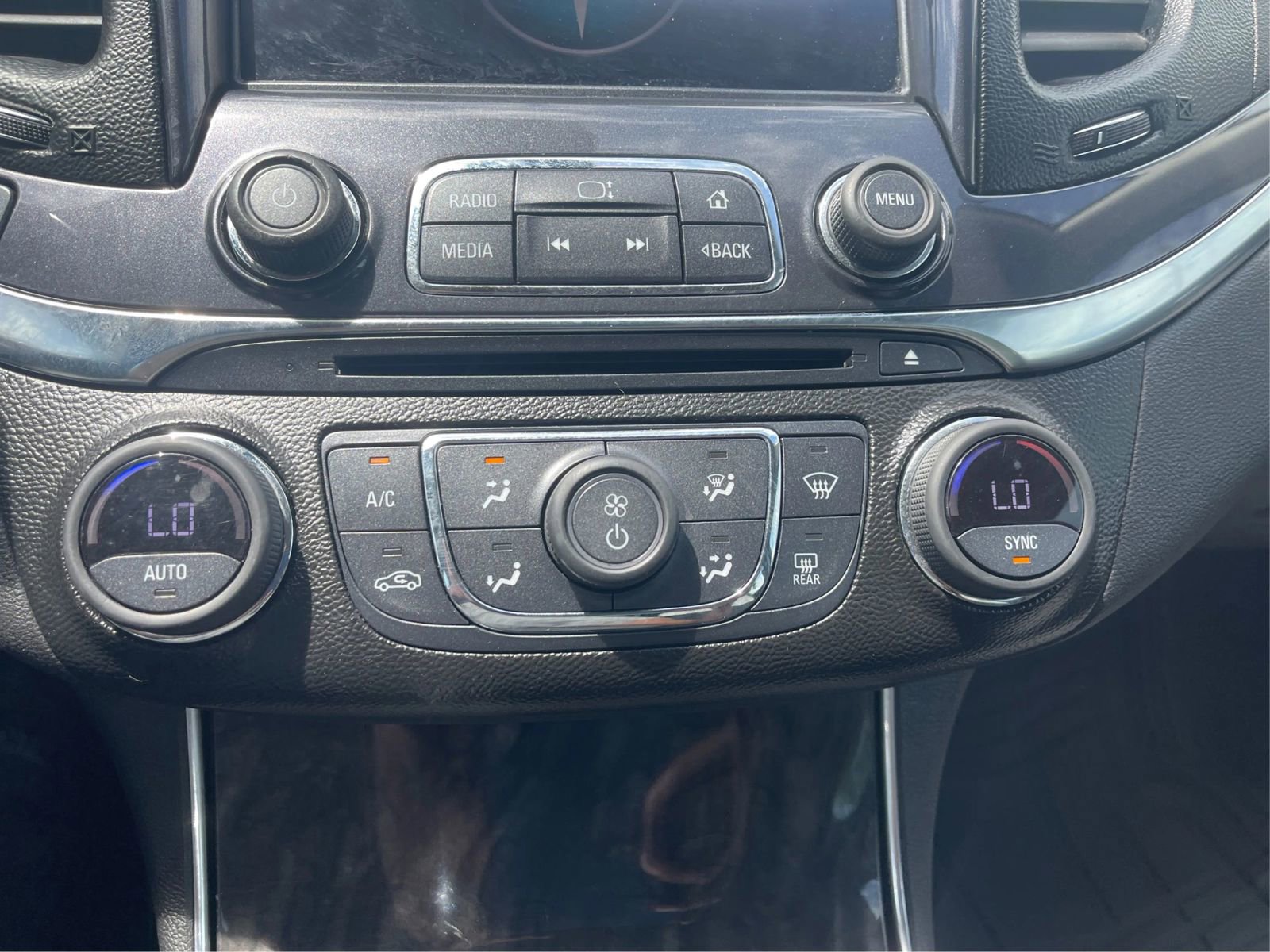 Used 2015 Chevrolet Impala LT w/ Convenience Package image 25
